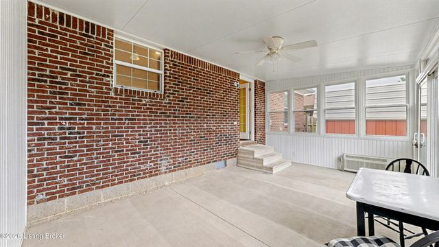 6215 Bay Pine Dr, Louisville, KY 40219