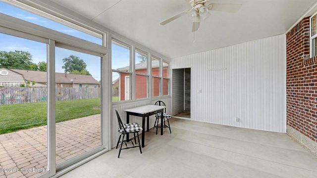 6215 Bay Pine Dr, Louisville, KY 40219