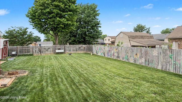 6215 Bay Pine Dr, Louisville, KY 40219