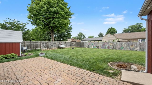 6215 Bay Pine Dr, Louisville, KY 40219