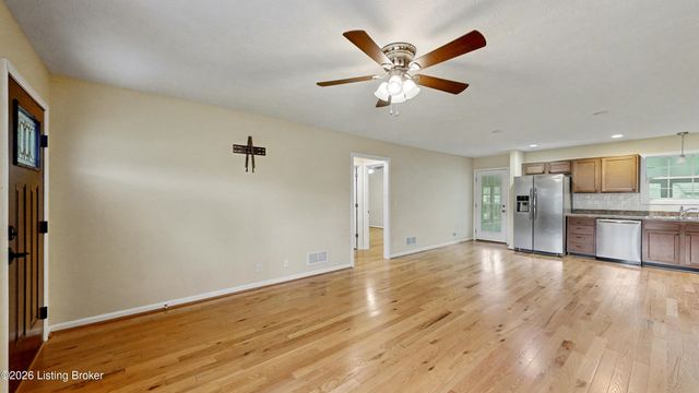 6215 Bay Pine Dr, Louisville, KY 40219