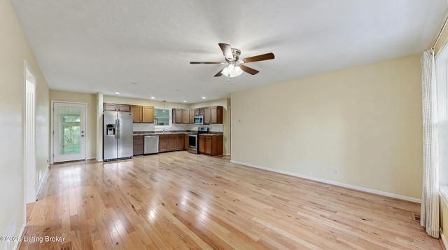 6215 Bay Pine Dr, Louisville, KY 40219