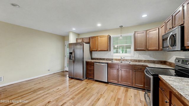 6215 Bay Pine Dr, Louisville, KY 40219