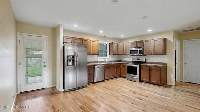 6215 Bay Pine Dr, Louisville, KY 40219