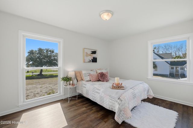 718 Hughes Road, Hampstead, NC 28443