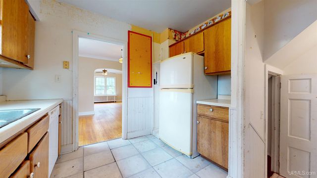 1020 S 7th Avenue, Escanaba, MI 49829