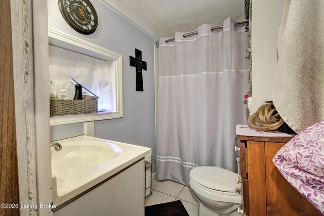 5217 Maple Spring Dr, Louisville, KY 40229