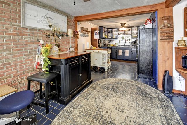 5217 Maple Spring Dr, Louisville, KY 40229