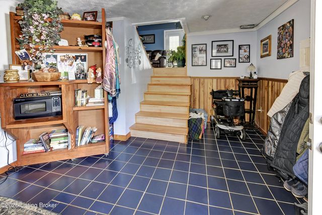 5217 Maple Spring Dr, Louisville, KY 40229