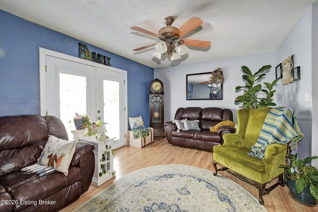 5217 Maple Spring Dr, Louisville, KY 40229