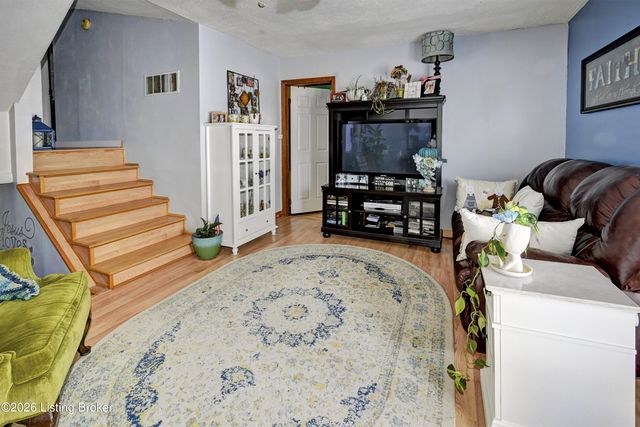 5217 Maple Spring Dr, Louisville, KY 40229