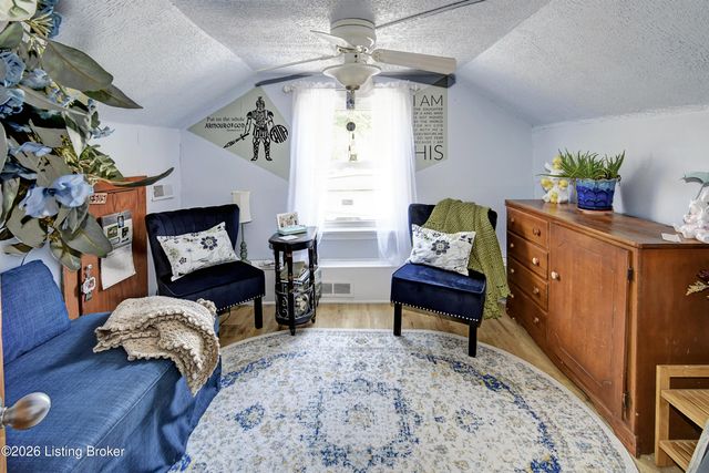 5217 Maple Spring Dr, Louisville, KY 40229