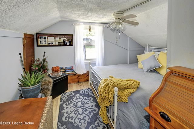 5217 Maple Spring Dr, Louisville, KY 40229