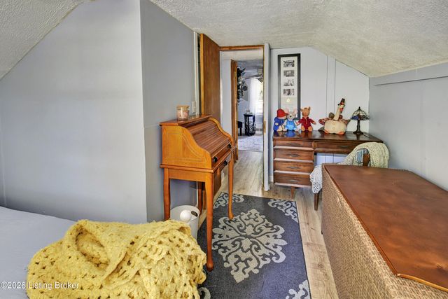 5217 Maple Spring Dr, Louisville, KY 40229