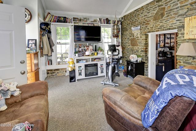 5217 Maple Spring Dr, Louisville, KY 40229