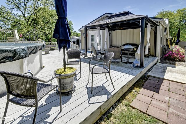 5217 Maple Spring Dr, Louisville, KY 40229