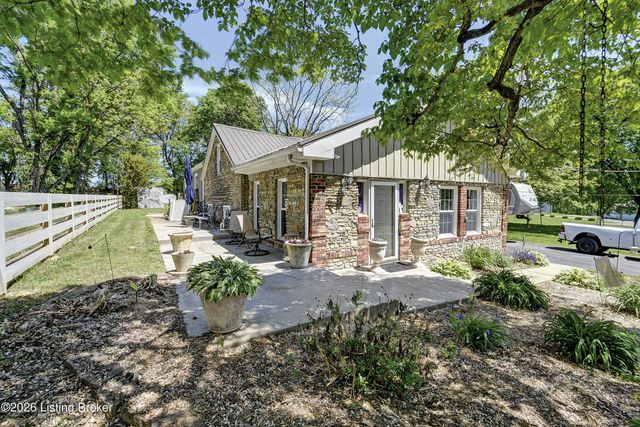 5217 Maple Spring Dr, Louisville, KY 40229