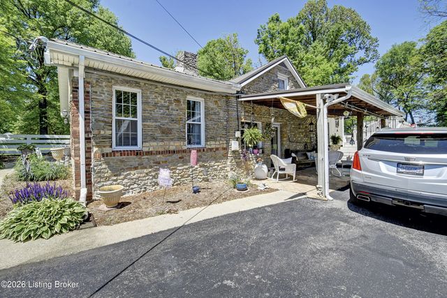 5217 Maple Spring Dr, Louisville, KY 40229