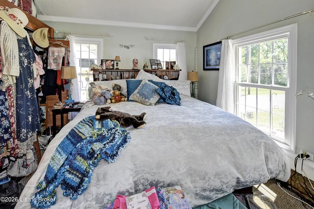 5217 Maple Spring Dr, Louisville, KY 40229