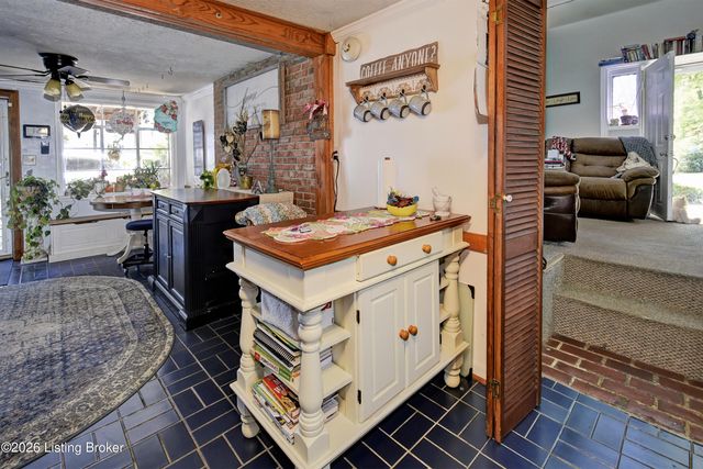 5217 Maple Spring Dr, Louisville, KY 40229