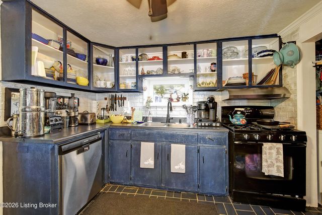 5217 Maple Spring Dr, Louisville, KY 40229