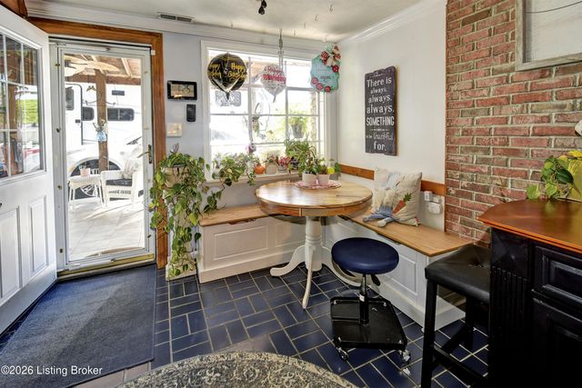 5217 Maple Spring Dr, Louisville, KY 40229