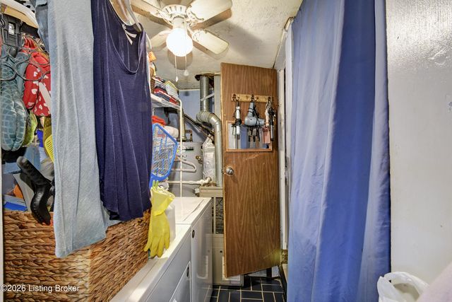 5217 Maple Spring Dr, Louisville, KY 40229