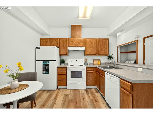 2315 N LOMBARD St, Portland, OR 97217