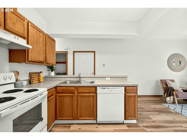 2315 N LOMBARD St, Portland, OR 97217