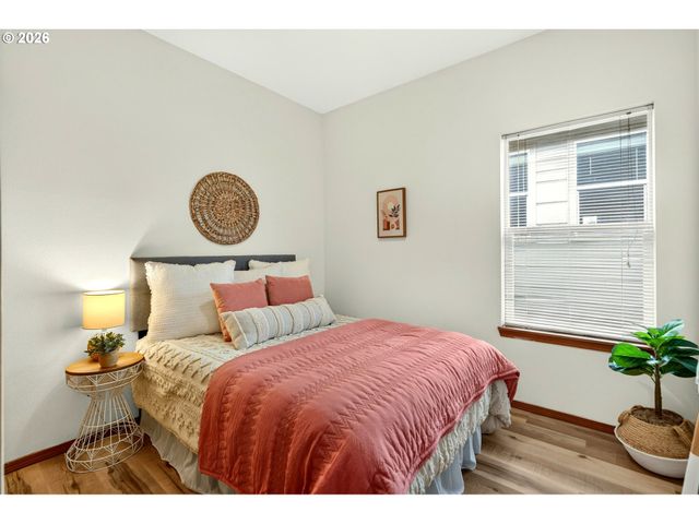 2315 N LOMBARD St, Portland, OR 97217