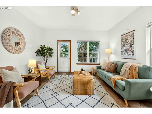 2315 N LOMBARD St, Portland, OR 97217