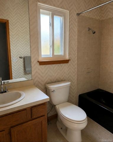 705 Estes Court, Waterford Charter Township, MI 48327
