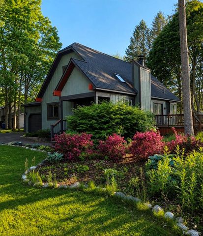 705 Estes Court, Waterford Charter Township, MI 48327