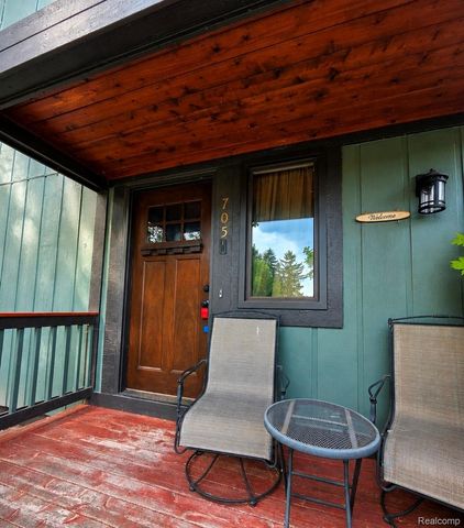 705 Estes Court, Waterford Charter Township, MI 48327