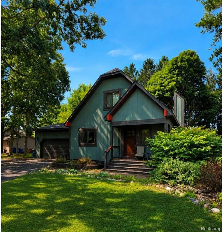 705 Estes Court, Waterford Charter Township, MI 48327