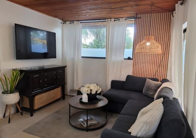 6389 Cotton Tail Rd, Miami Lakes, FL 33014