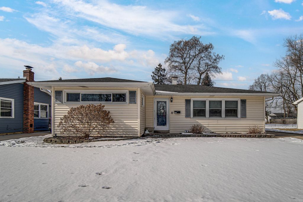 7742 Catalpa Avenue, Hammond, IN 46324