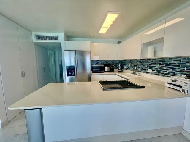 37 AVE. ISLA VERDE 703, Carolina, PR 00979