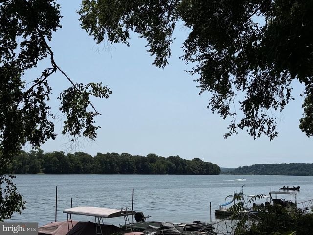 49 BEECH ISL, Middletown, PA 17057