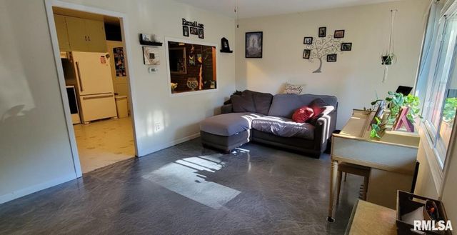 1327 FENLEY Avenue, Pekin, IL 62554