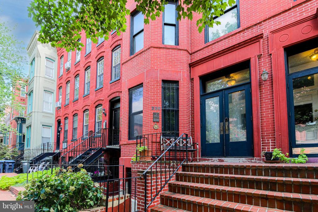 220 4TH ST SE #1, Washington, DC 20003