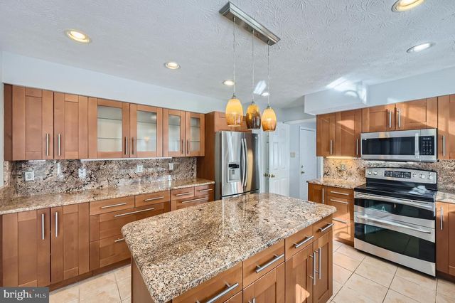 8 SAPPHIRE HILL CT, Baltimore, MD 21209