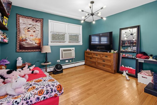 4912 W Berteau Avenue, Chicago, IL 60641