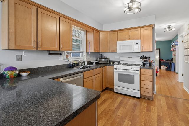 4912 W Berteau Avenue, Chicago, IL 60641