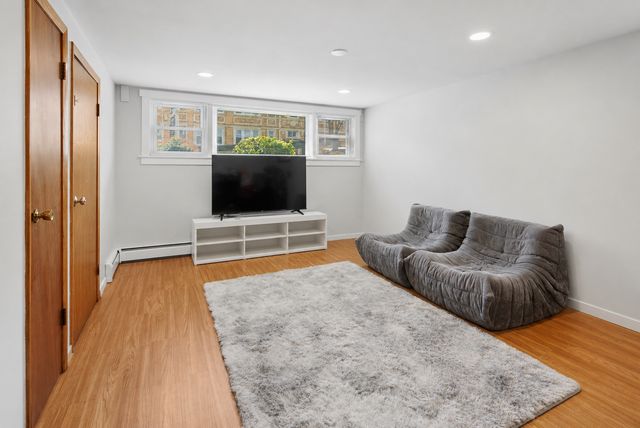 4912 W Berteau Avenue, Chicago, IL 60641