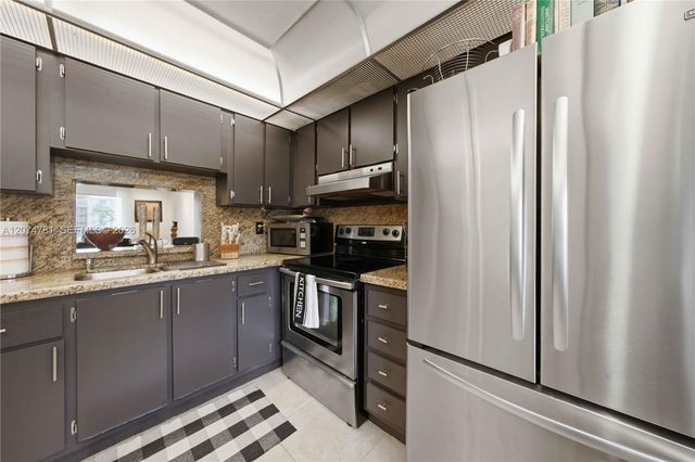 441 SE 3rd Street 207, Dania Beach, FL 33004