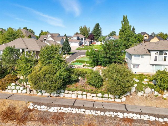 527 S Shelley Lake Ln, Veradale, WA 99037