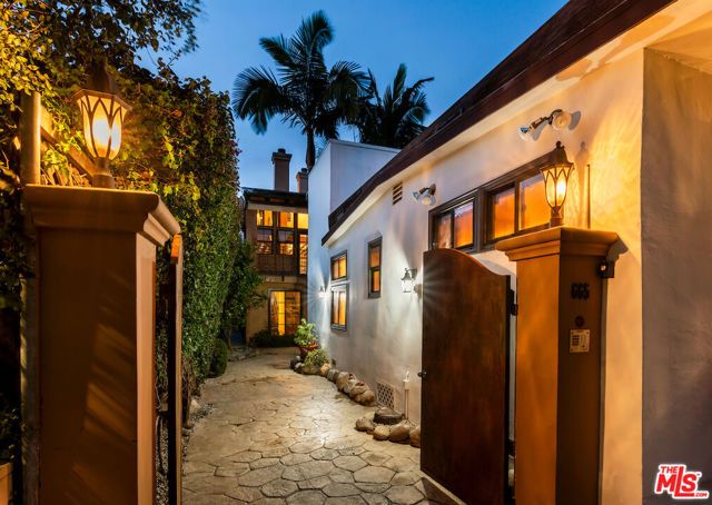 667 Santa Clara Avenue, Venice (los Angeles), CA 90291