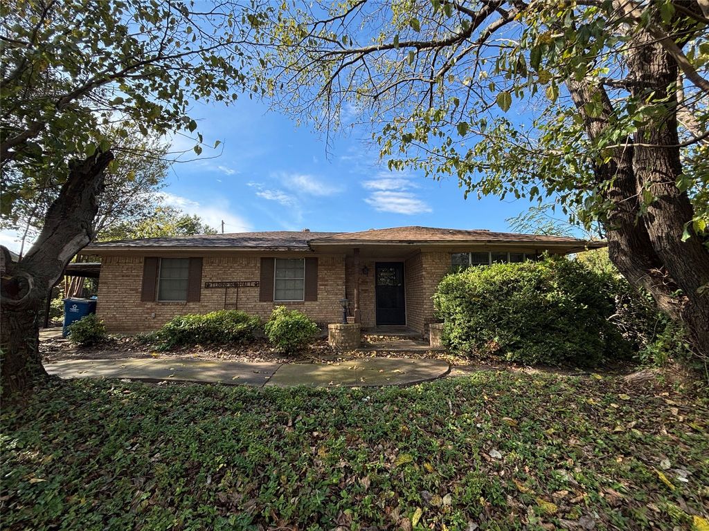 113 Brook Hollow Drive, Desoto, TX 75115