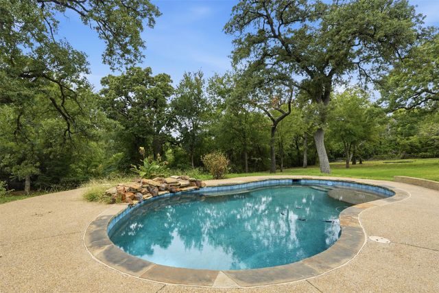 1100 Crazy Horse Trail, Burleson, TX 76028